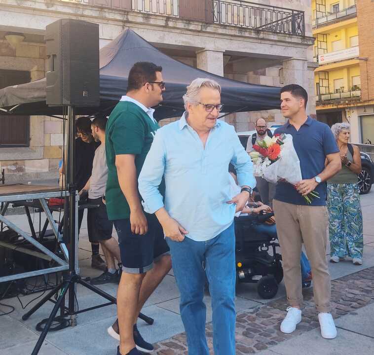 El marido y los hijos de Rufi reciben un ramo de flores
