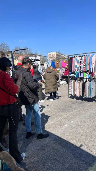 Rodaje de una campaña en un mercadillo de Madrid sobre brecha digital y comunidad gitana.