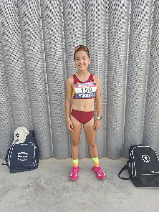Elisa Urtasun luciendo equipacion club y con su primer dorsal en un Cto de España
