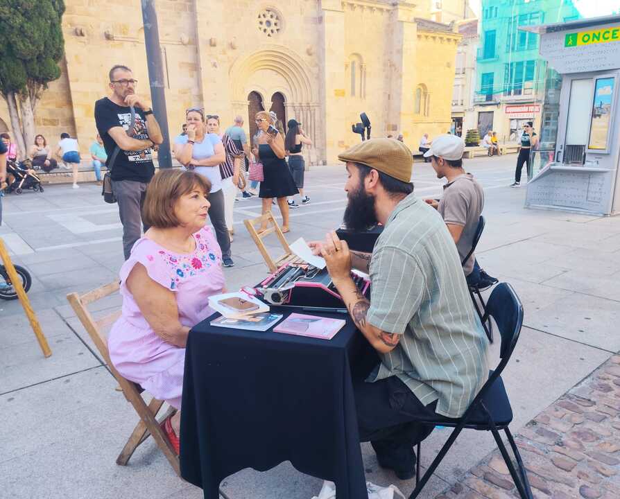 Componentes de Hablalatinta con la presidenta de los libreros de Zamora
