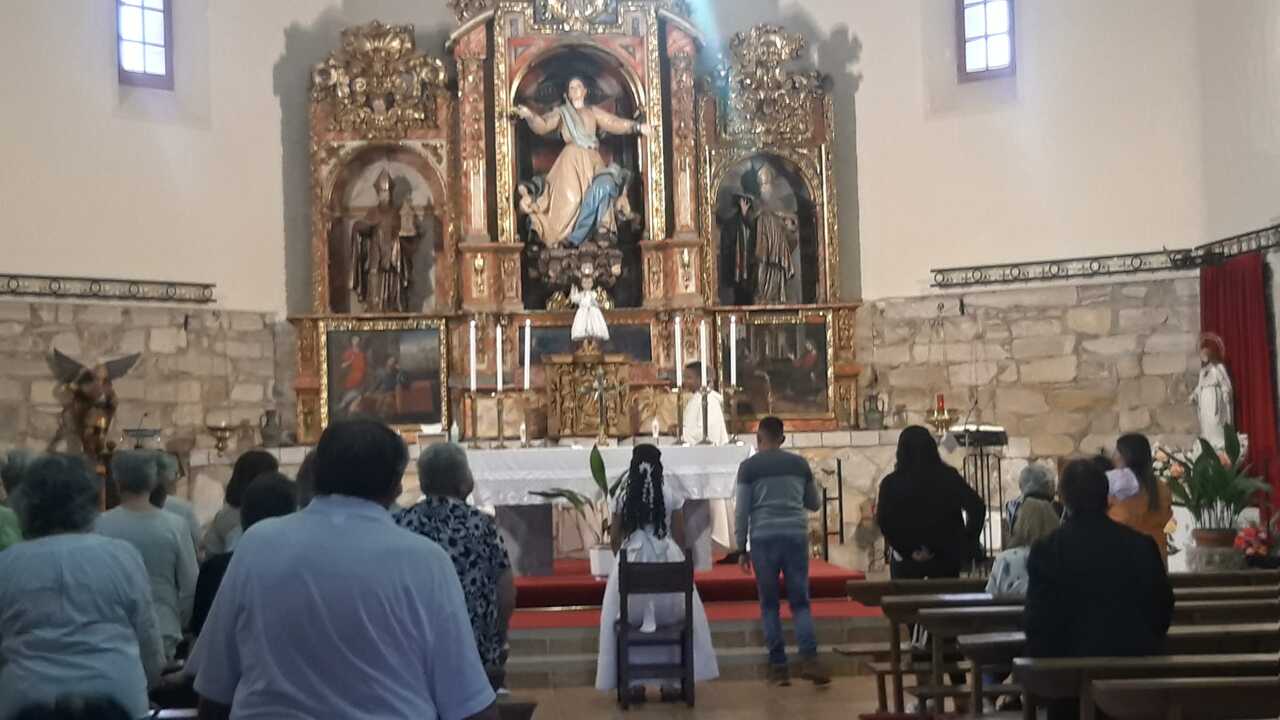 Valerie en la iglesia de Granja de Moreruela durante su Primera Comunión