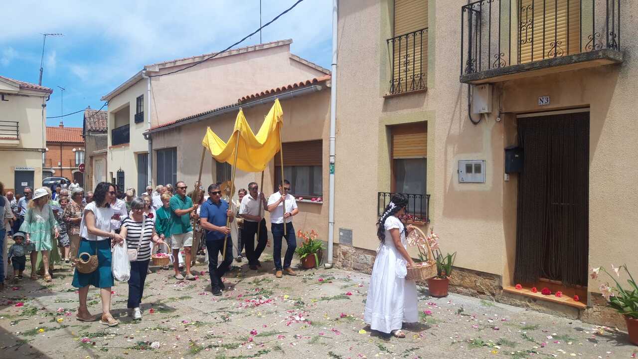 Valerie en la procesión del Corpus Christi con los pétalos de flores