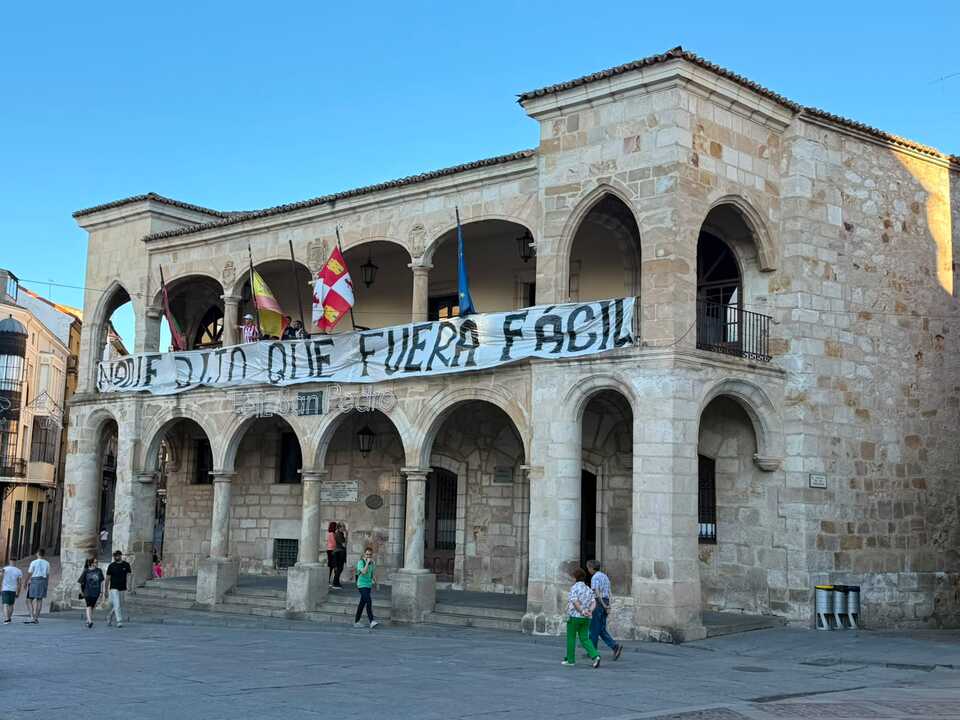 Pancarta en el edificio de la Policía Municipal