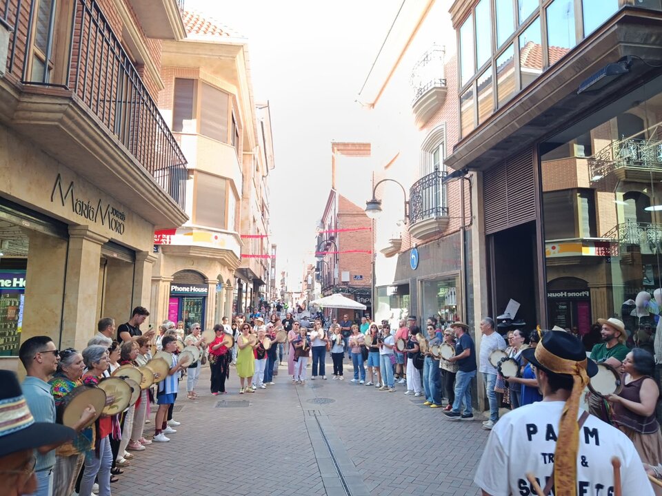 Alumnas de pandereta cantando en las calles de Benavente