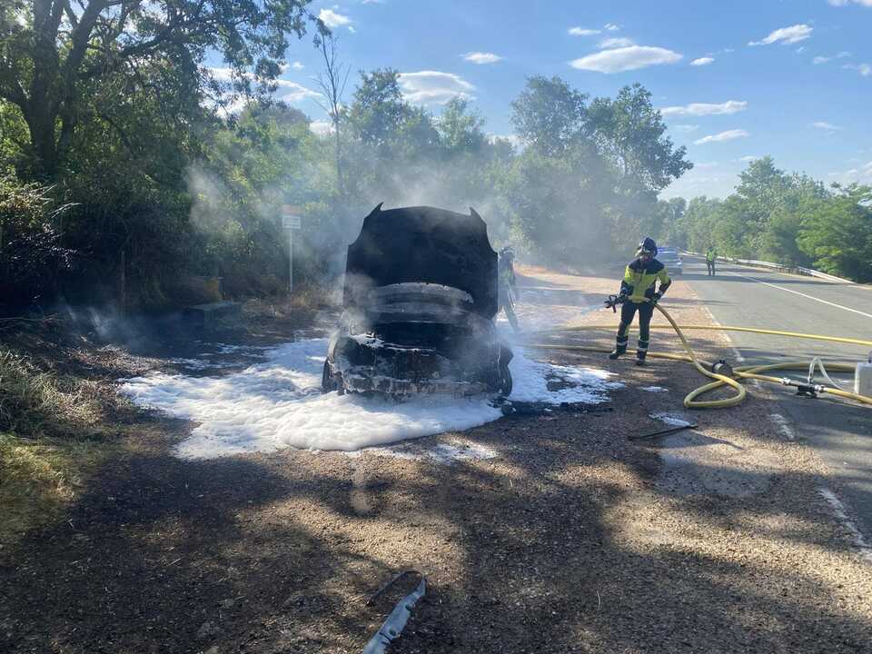 un coche arde en Peleas de Arriba (1)