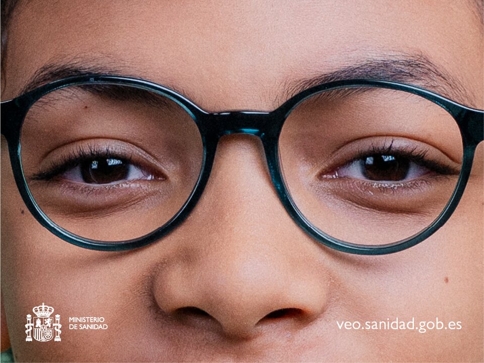 Niña con gafas