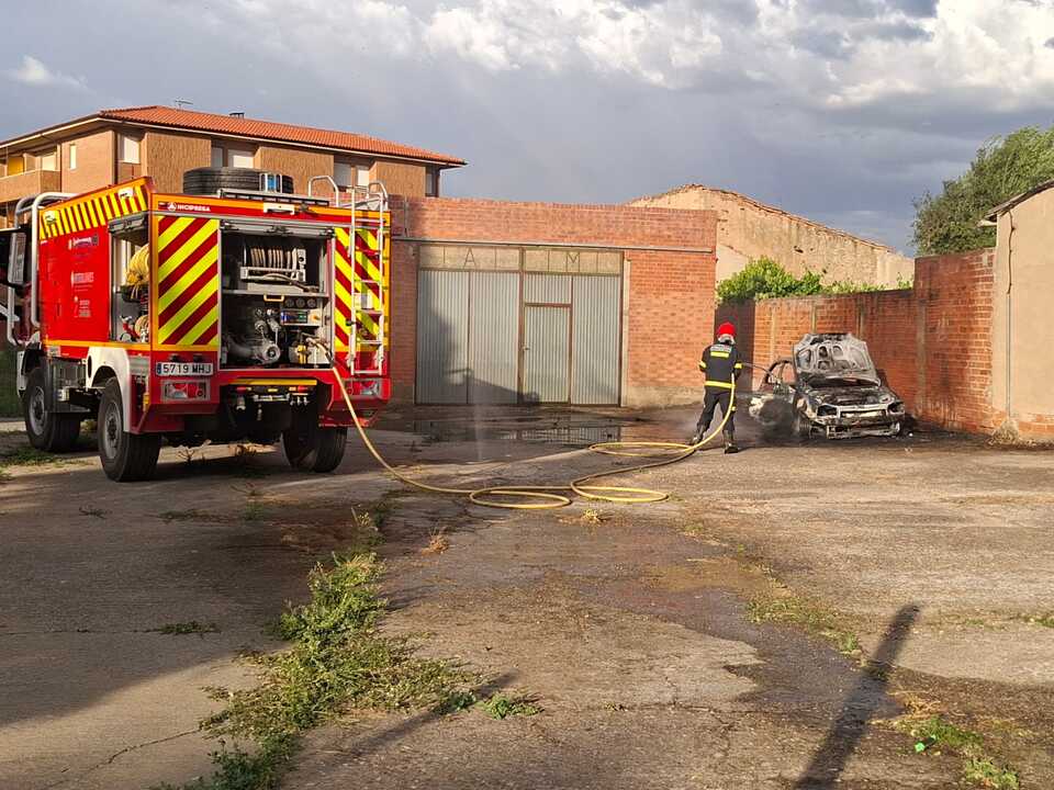 Bomberos actúan en Villalpando para apagar un coche incendiado