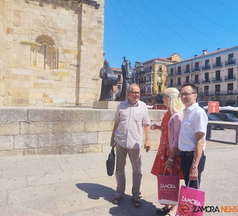 La pareja alemana con el concejal de turismo bajó los paraguas de San Pedro