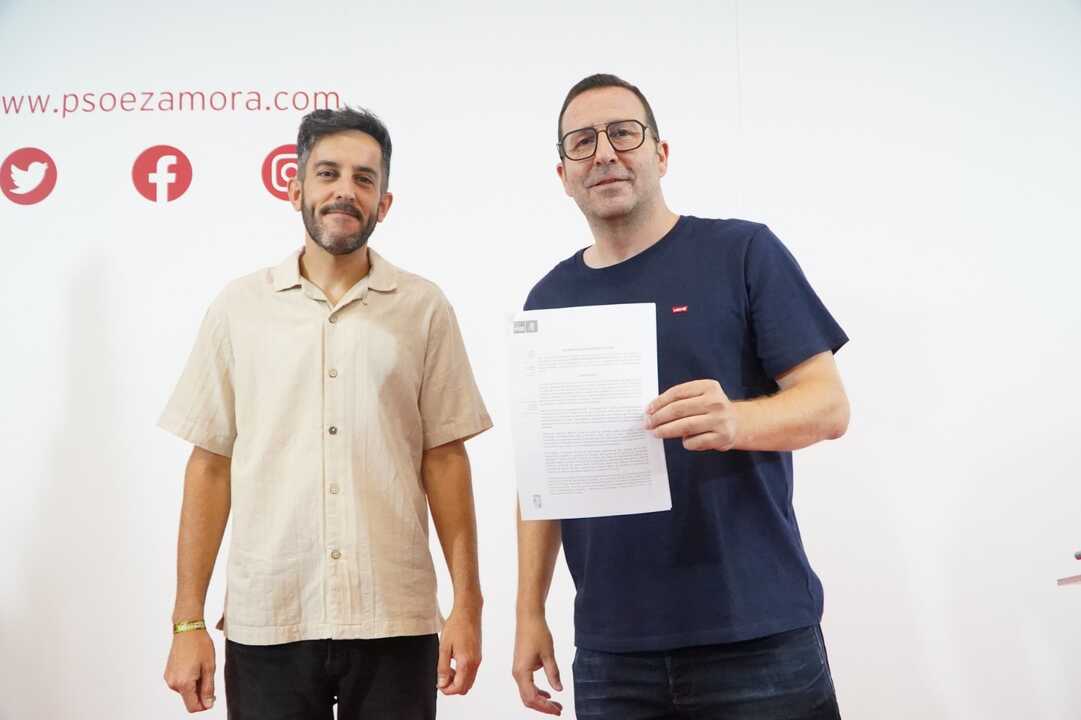 Iñaki Gómez y Javier García muestran la iniciativa parlamentaria que se entregar