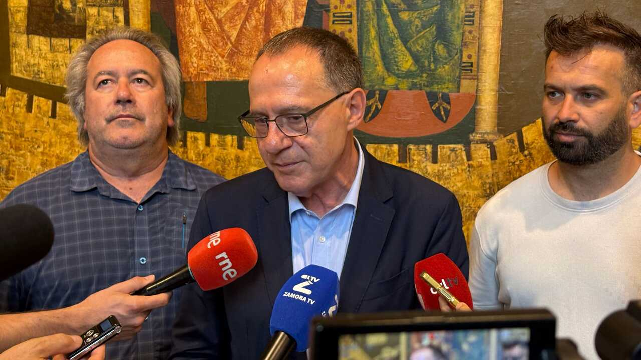 El subdelegado, el alcalde y el concejal de Protección Ciudadana atienden a los medios de comunicación