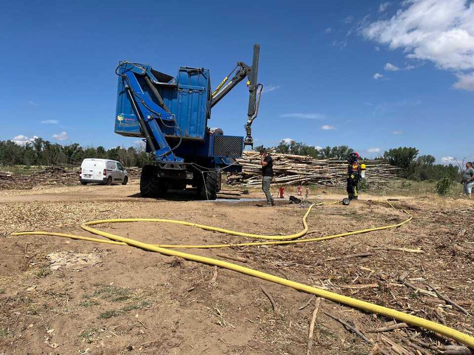 Bomberos en la finca donde se incendió la trituradora