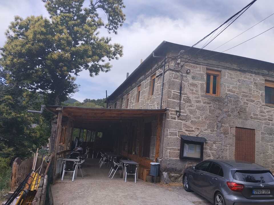 Antiguas escuelas de Sotillo, con salón social y consultorio médico