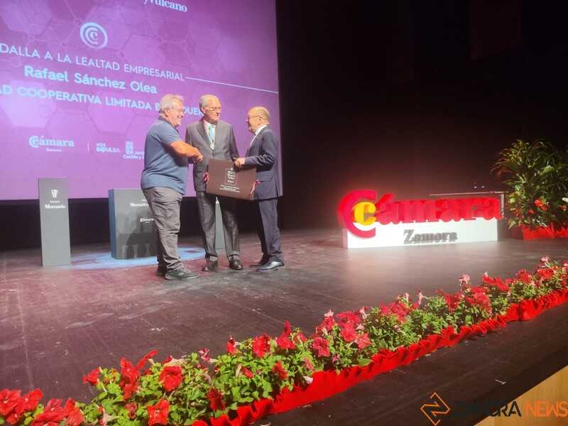 Rafael Sánchez Olea, director general de Cobadú, recibe el premio a la Lealtad Empresarial de manos del alcalde de Zamora