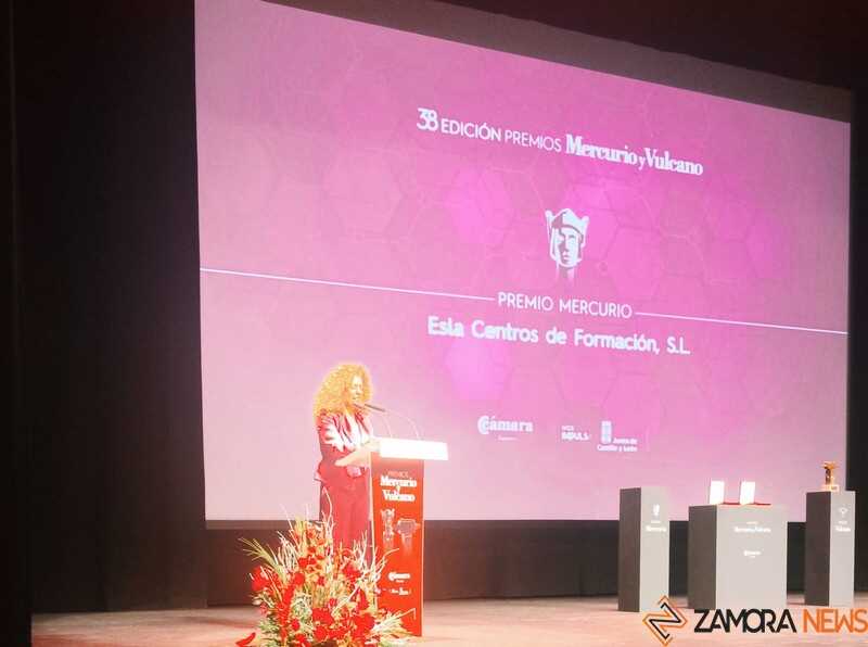 Renatab López, de Esla Formación, en su discurso de agradecimiento por el Premio Mercurio 2026
