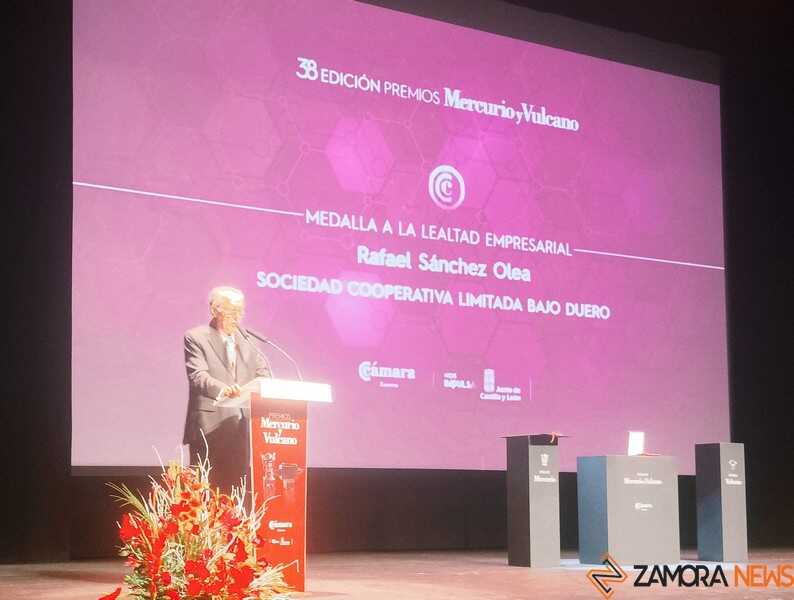Rafael Sánchez Olea en el escenario del Teatro Ramos Carrión durante su discurso