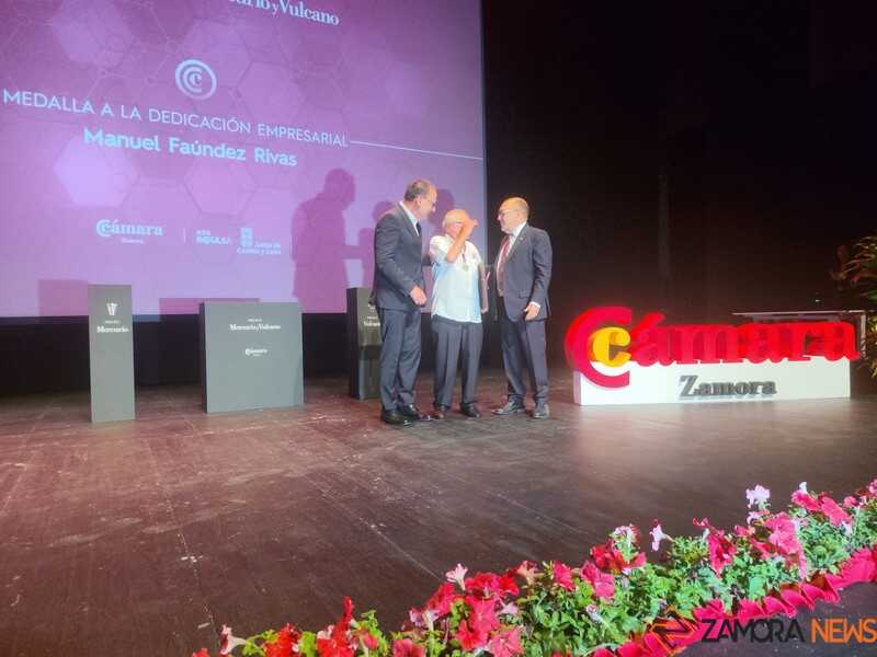 Manuel Faúndez agradece al público sus aplausos tras recibir el premio