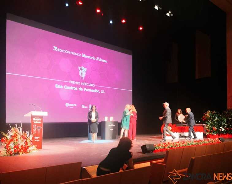 Renata López recibe el premio de manos de la viceconsejera Isabel Blanco