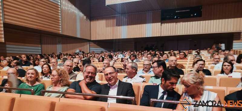 Autoridades en la gala de los Premios Vulcano y Mercurio en el Teatro Ramos Carrión