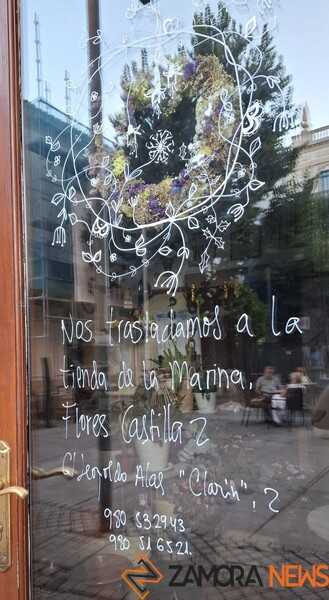 Mensaje en la puerta de la Floristería Castilla