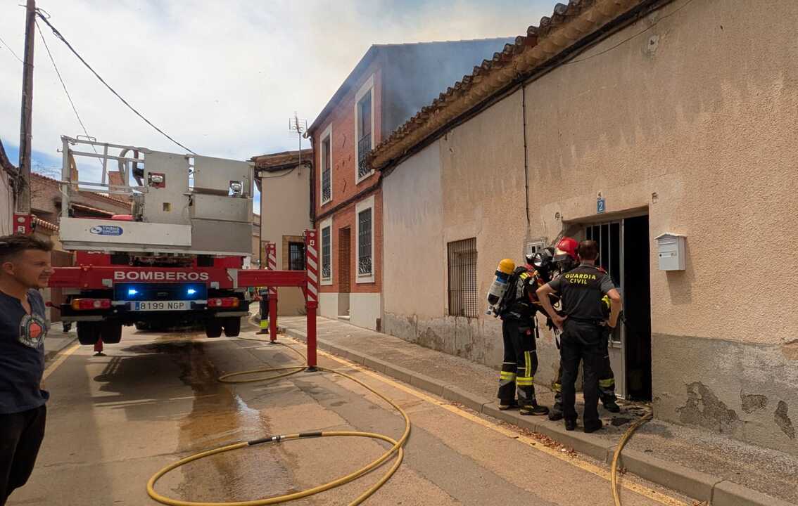 Bomberos en la vivienda