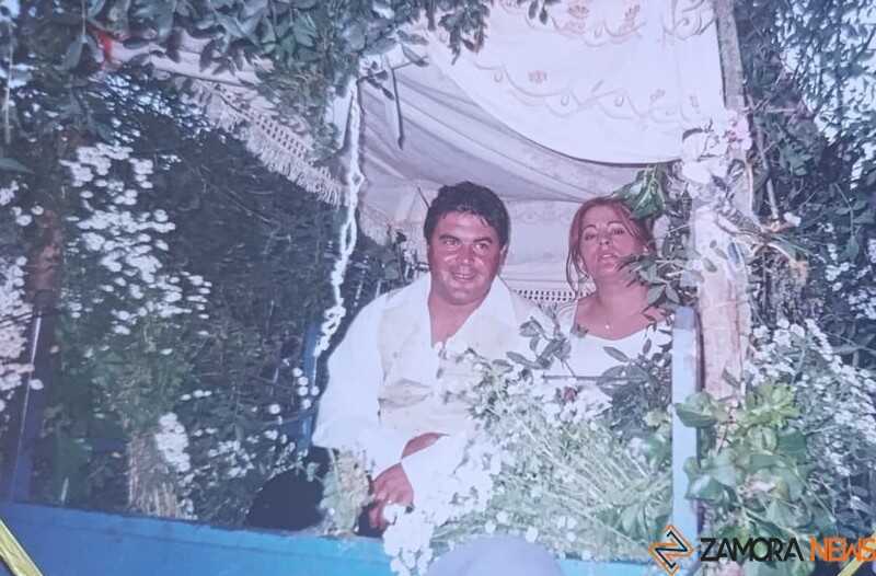 Sonia y Joaqui en el carro hace 25 años