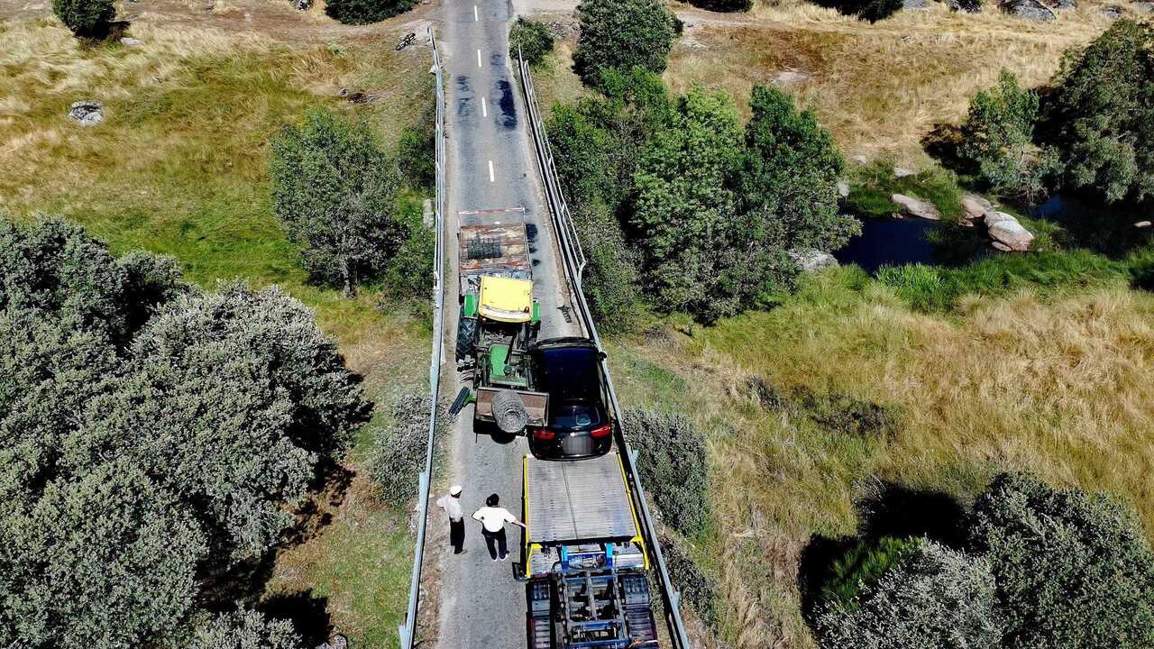 accidente entre un trcactor y un coche  (1)