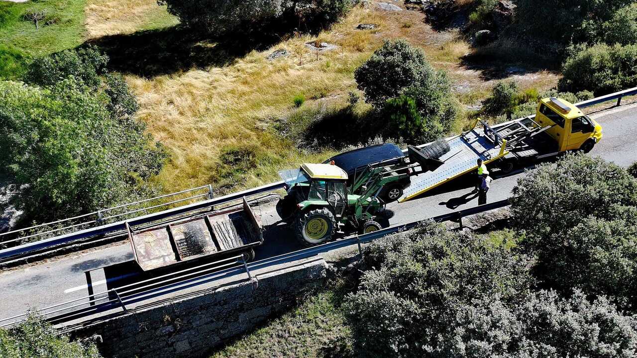accidente entre un trcactor y un coche  (2)