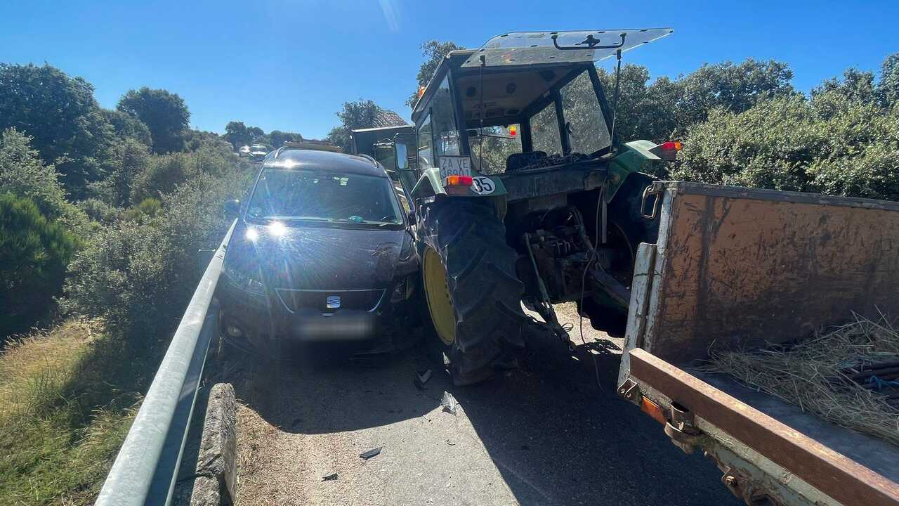 accidente entre un trcactor y un coche  (4)