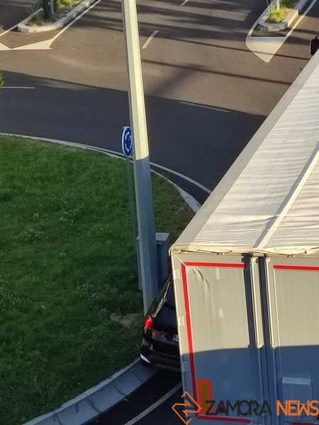 Un camión arrolla a un vehículo en la rotonda de las Tres Cruces