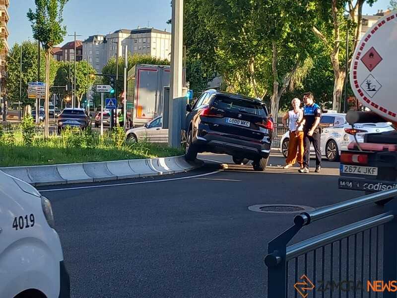 Un camión arrolla a un BMW en una rotonda y reaviva el debate sobre las glorietas de Zamora
