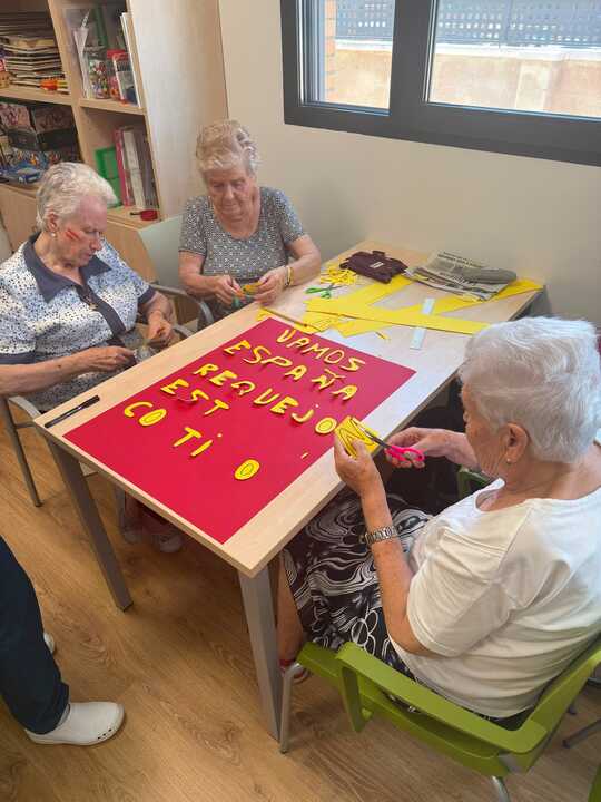 Preparando la pancarta para animar a España