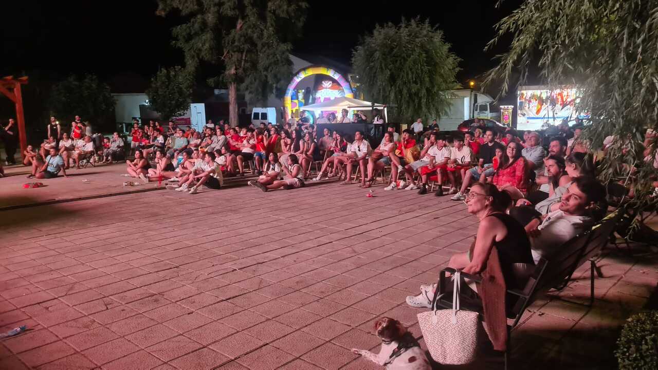 Barcial del Barco viendo el partido de España