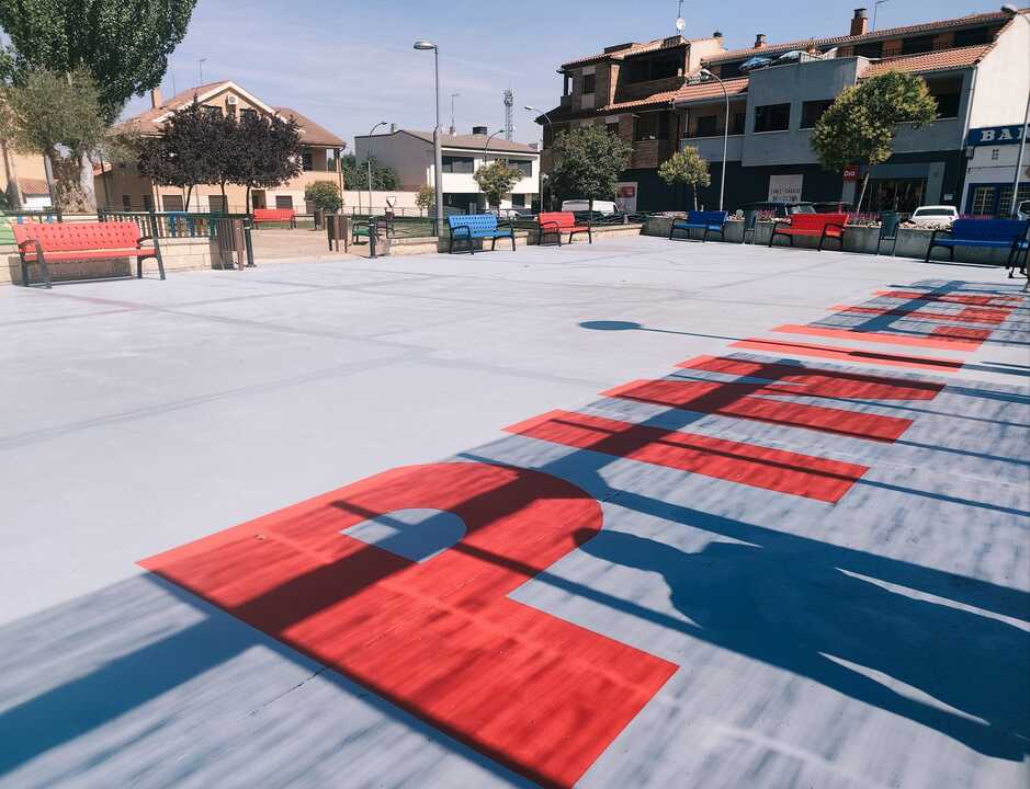 Vista de la remodelada Plaza de Canteras del Raposo en Pinilla