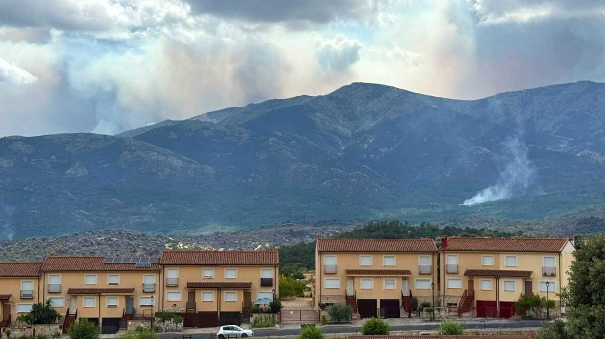 El incendio desde Burgohondo en la mañana de este sábado. Foto Ávilared