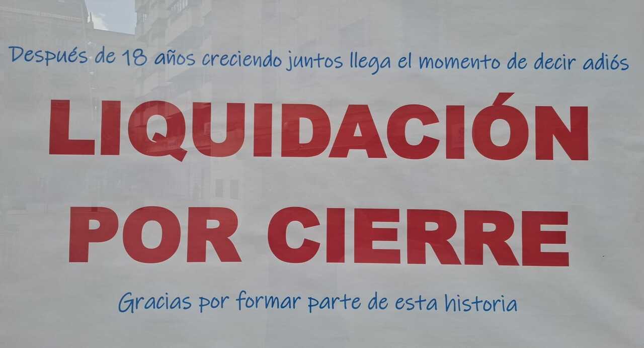 Cartel de despedida de la tienda Bóboli