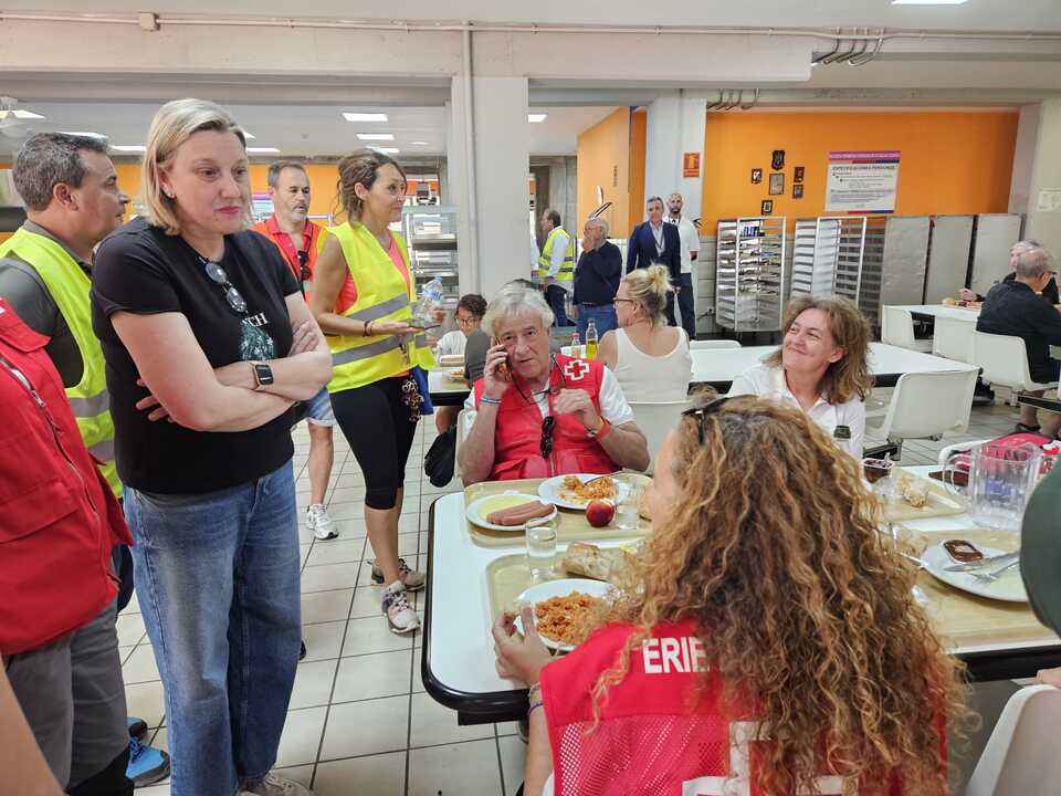 Visita de Isabel Blanco a los evacuados por los incendios en la Academia de Policía
