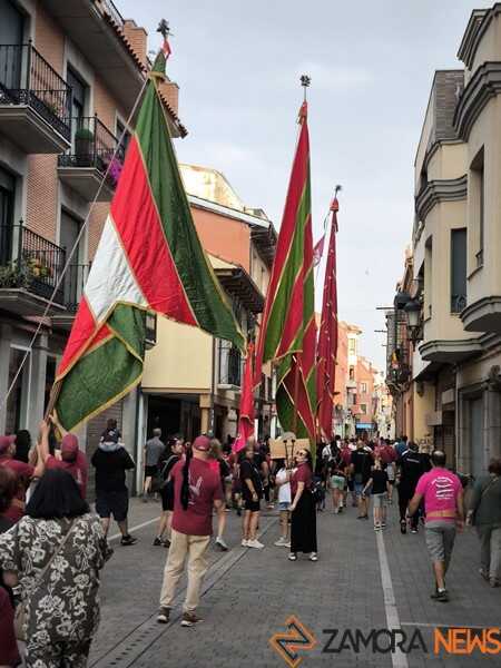 Pendones de Mombuey en el desfile de La Bañeza