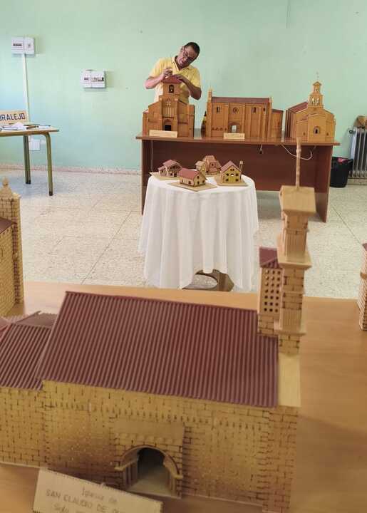 Matías Figueruelo con sus maquetas