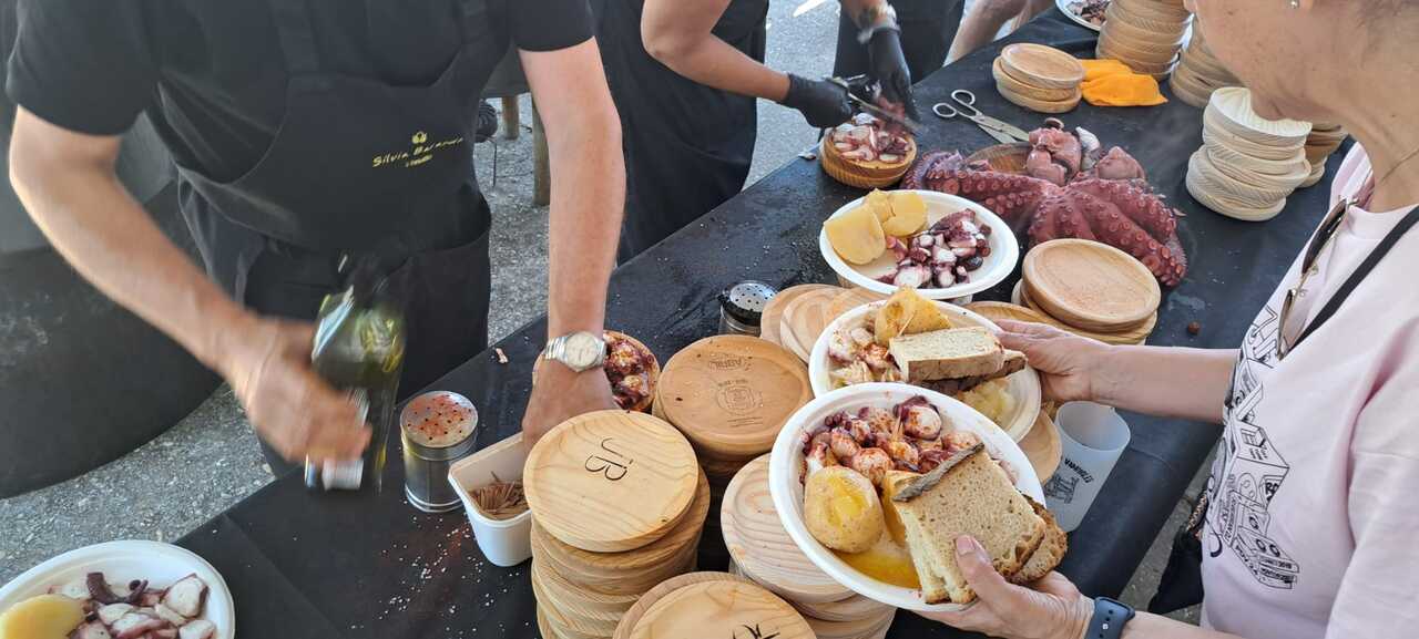 Pozuelo de Vidriales convierte el pulpo en el gran protagonista de una cita que reúne a 300 comensales (3)