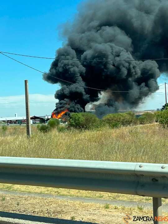 Incendio en una planta de tratamiento de residuos en Roales3
