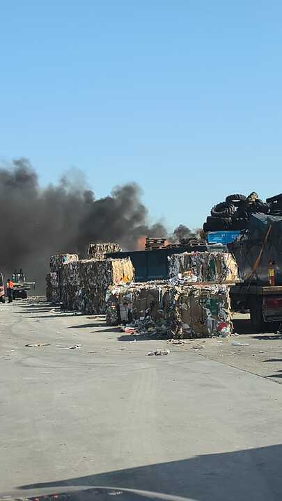 Fuego en planta de reciclaje