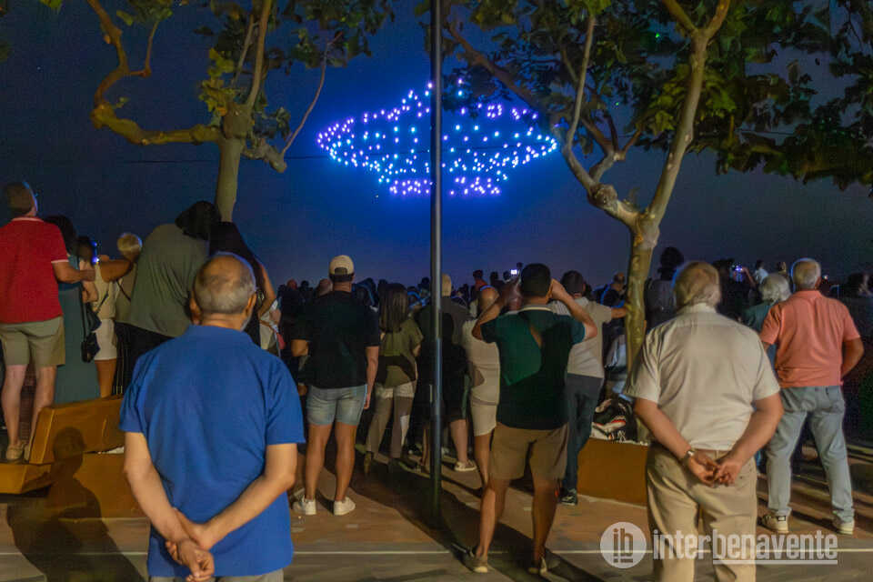 Noche de drones en Benavente. Foto Interbenavente1