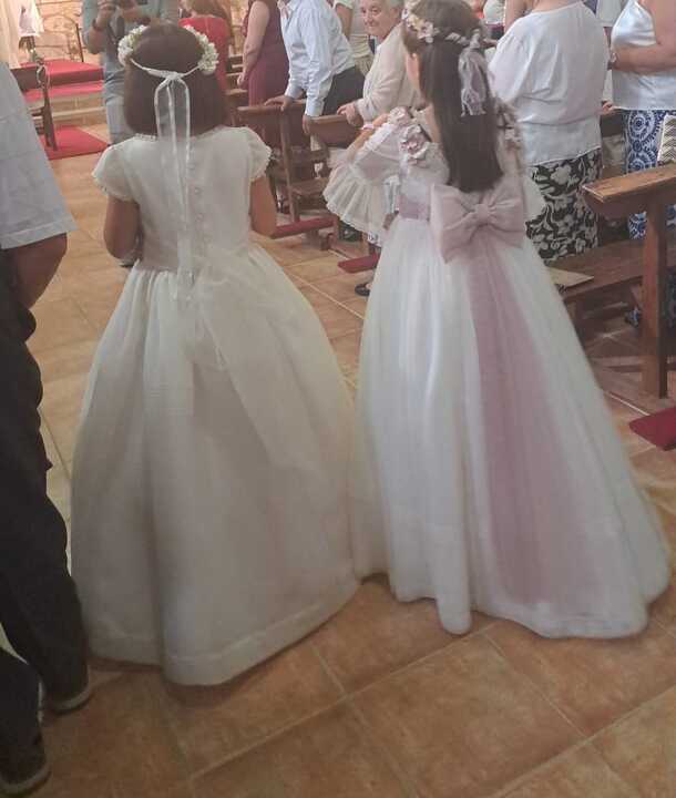 Las dos niñas llegan a la iglesia de Granja de Moreruela