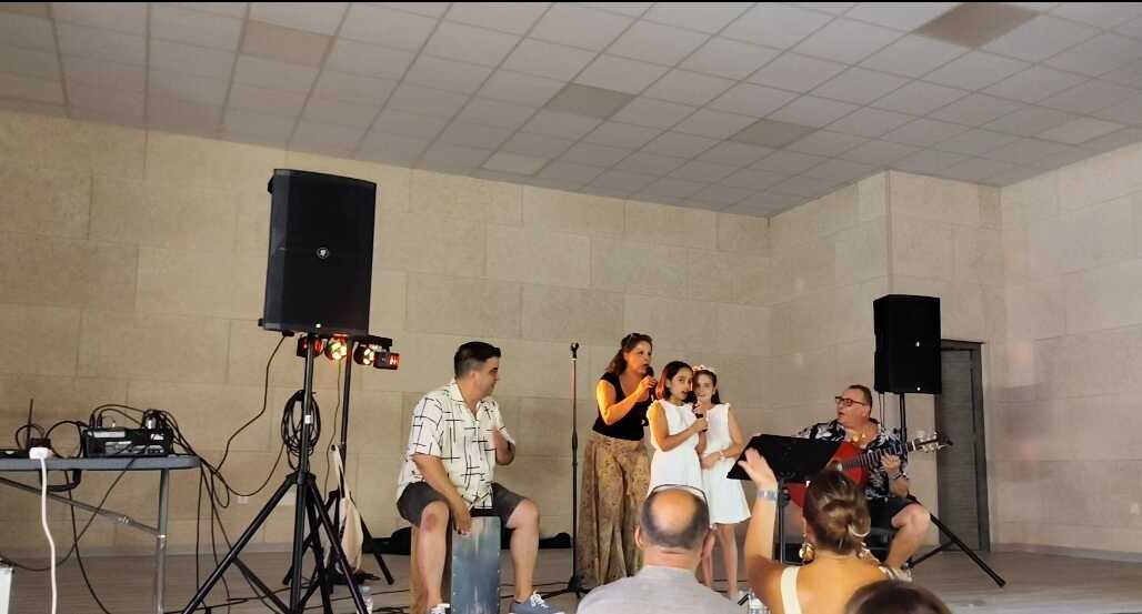 Las niñas cantando en el escenario