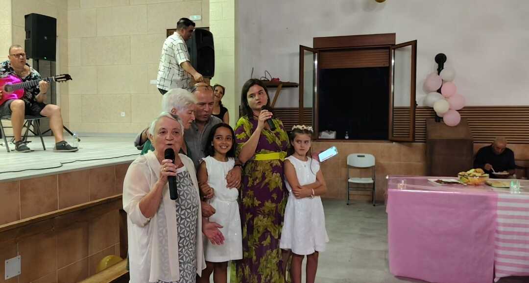 La familia cantando a las niñas