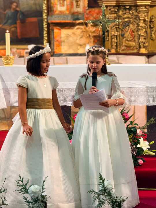 Aina y Belén leyendo en la Iglesia
