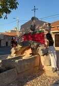 La nieta de Coomonte retira la bandera de Zamora que tapa la escultura de su abuelo