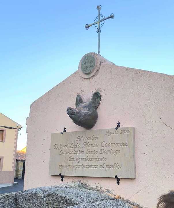 Cabeza de cerdo en la fuente de San Marcial, obra de Coomonte