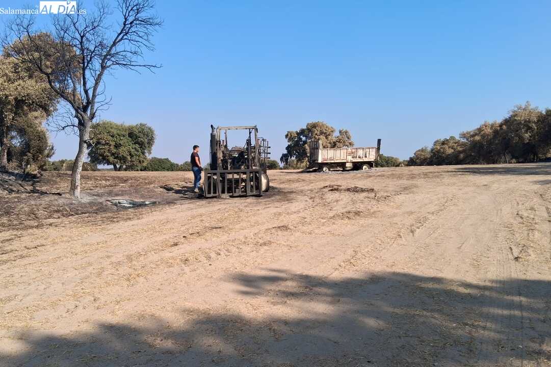 Maquinaria calcinada en Fermoselle por los incendios. Foto SalamancaALdia