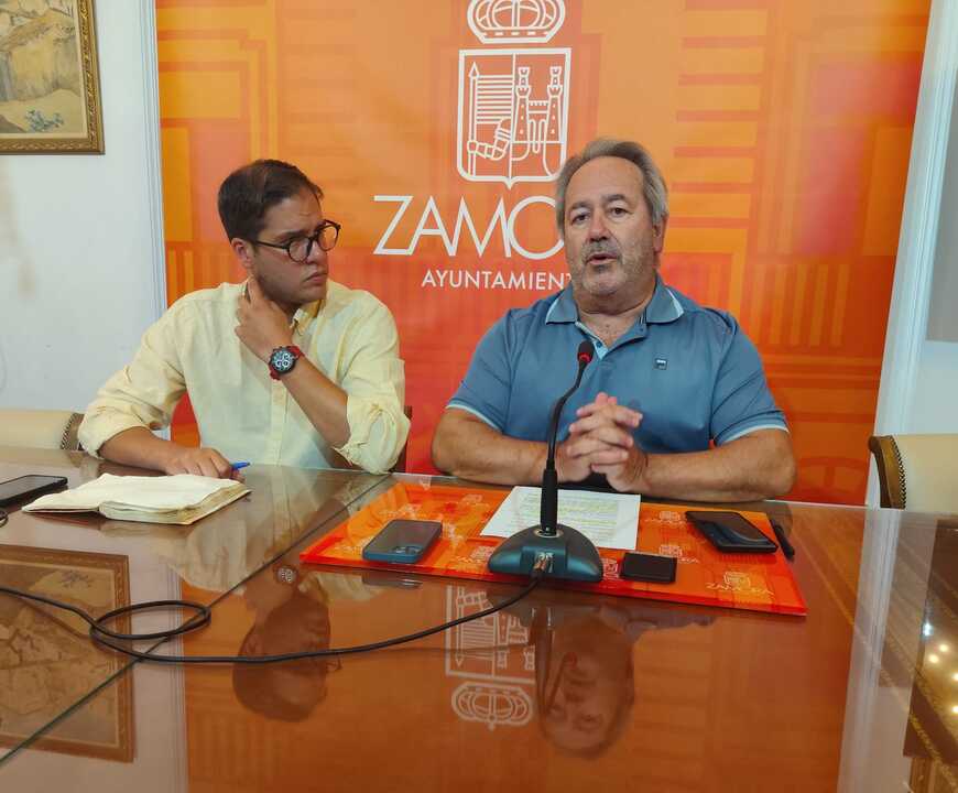 El alcalde junto al concejal de Obras en rueda de prensa